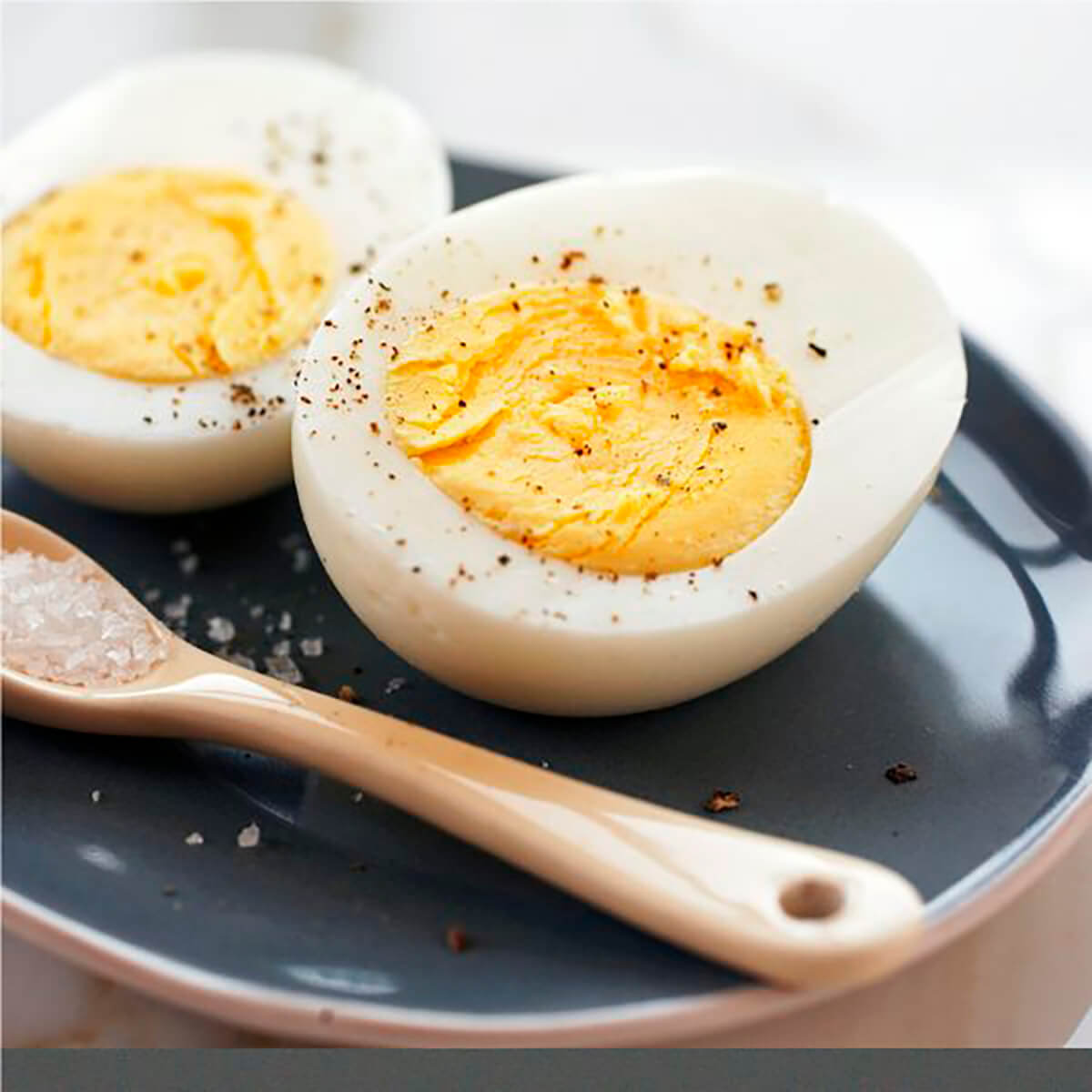 how long can hard boiled eggs stay out of the refrigerator