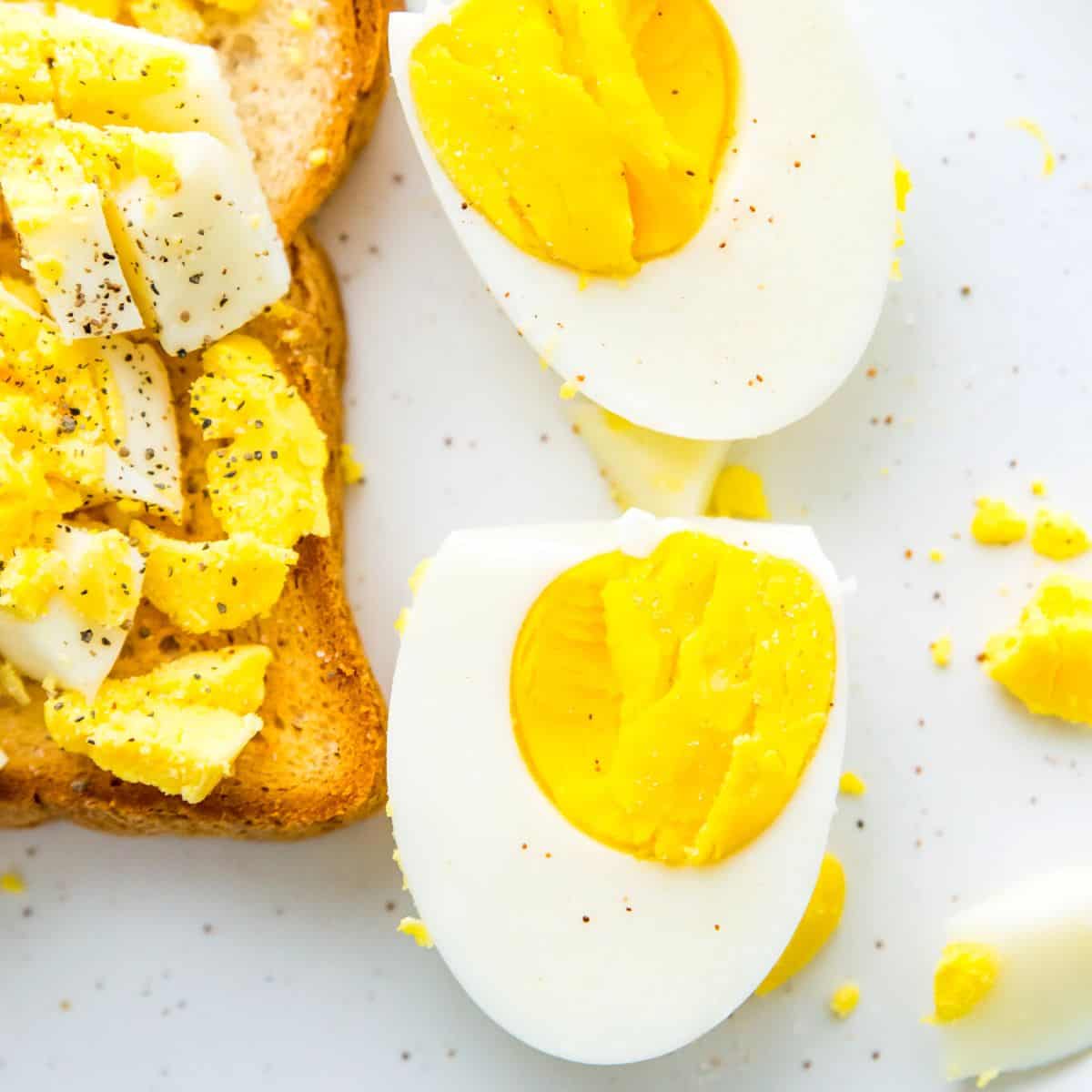 how long can hard boiled eggs stay out of the refrigerator